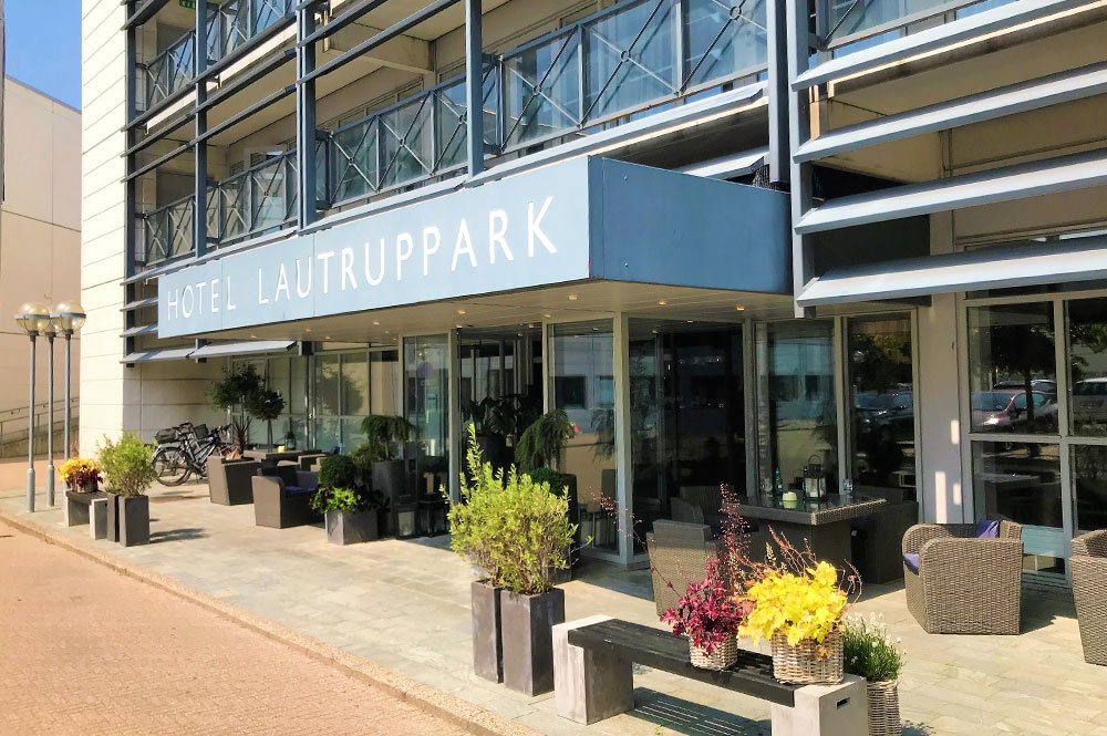 The entrance and outdoor seating at Hotel Lautrup Park.