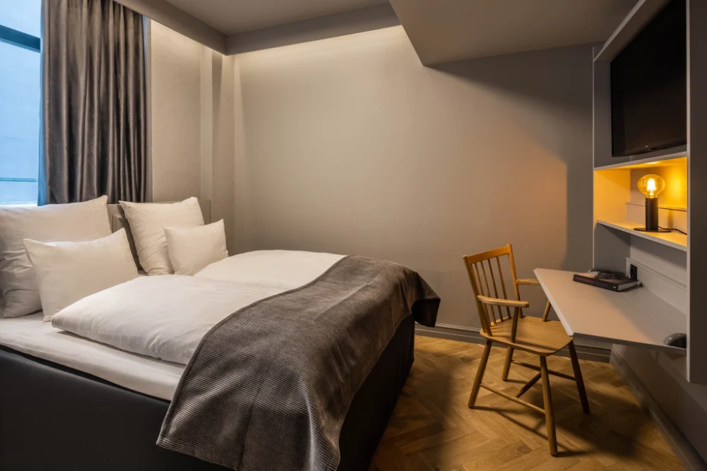 An example Standard King room at Scandic Nørreport